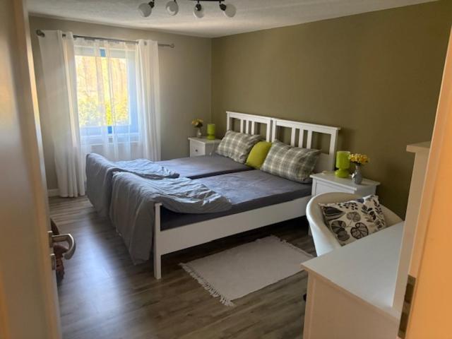 a bedroom with a bed and a window at Gästehaus Graupner in Hainichen
