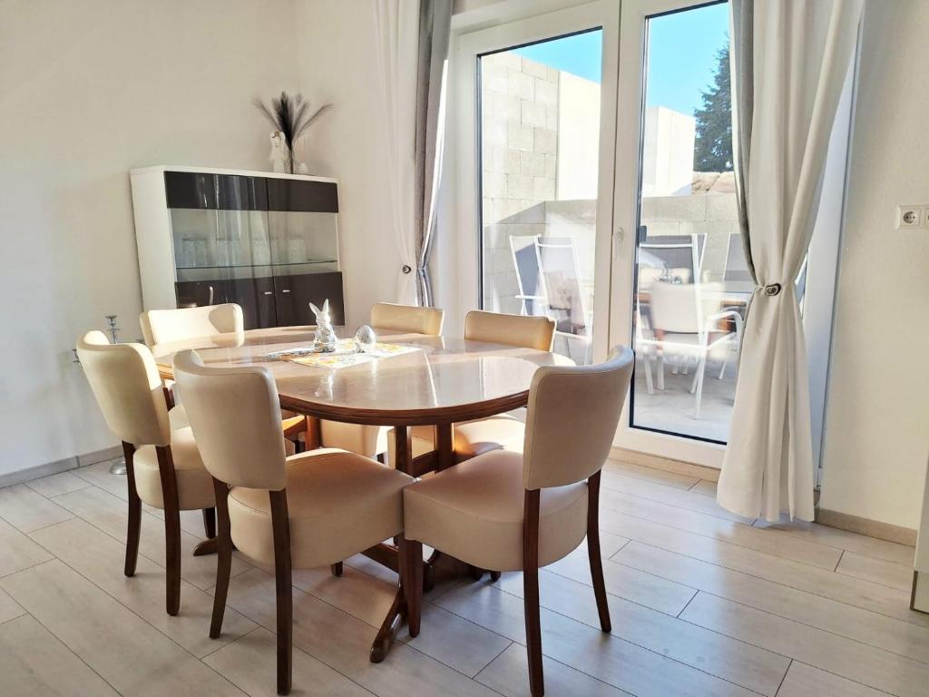 a dining room with a table and chairs and a window at Gemütliche Wohnung mit Terrasse nahe Würth in Künzelsau