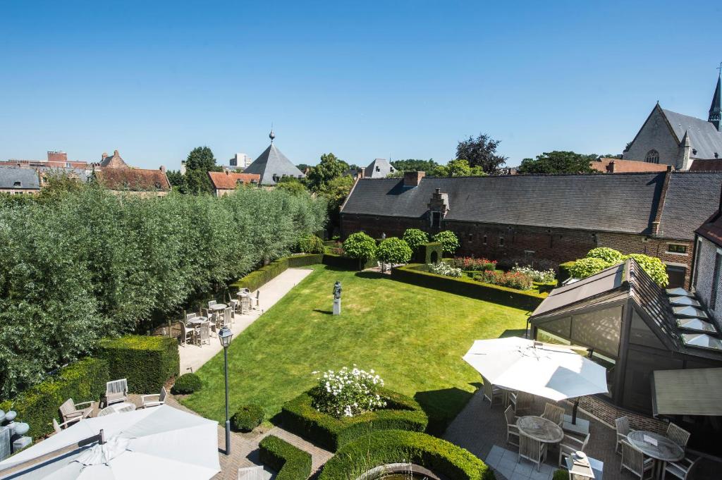 uma vista aérea de um jardim com mesas e cadeiras em Begijnhof Hotel em Lovaina