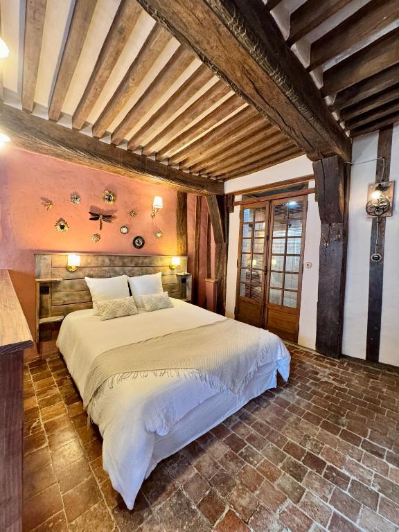 a bedroom with a large bed in a room at Le 16 authentique au cœur de la ville in Lisieux