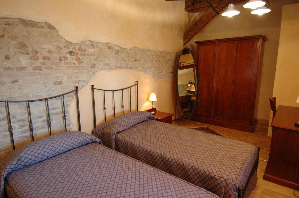 Postel nebo postele na pokoji v ubytování Castello Montegiove