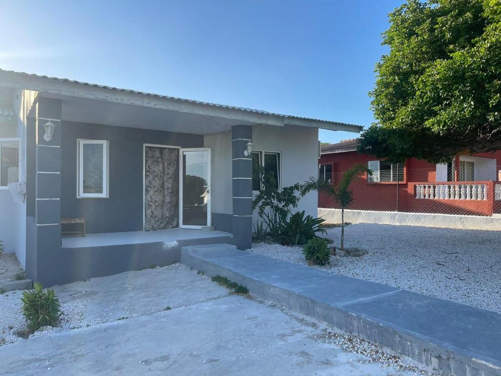 a small house with a driveway in front of it at Dushi Boca Sami in Dorp Sint Michiel