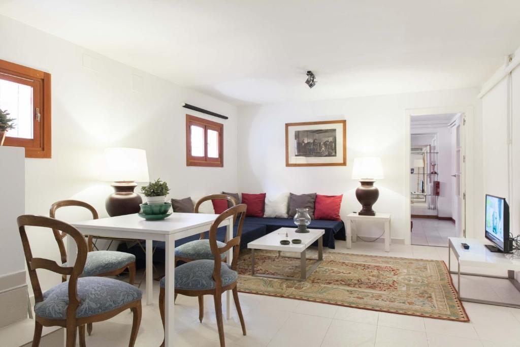 sala de estar con mesa y sofá en For You Rentals Alfonso XIII Apartment, en Madrid