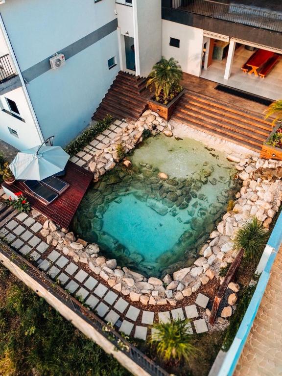 an overhead view of a swimming pool in front of a house at Lake's House - Piscina natural aquecida in Socorro