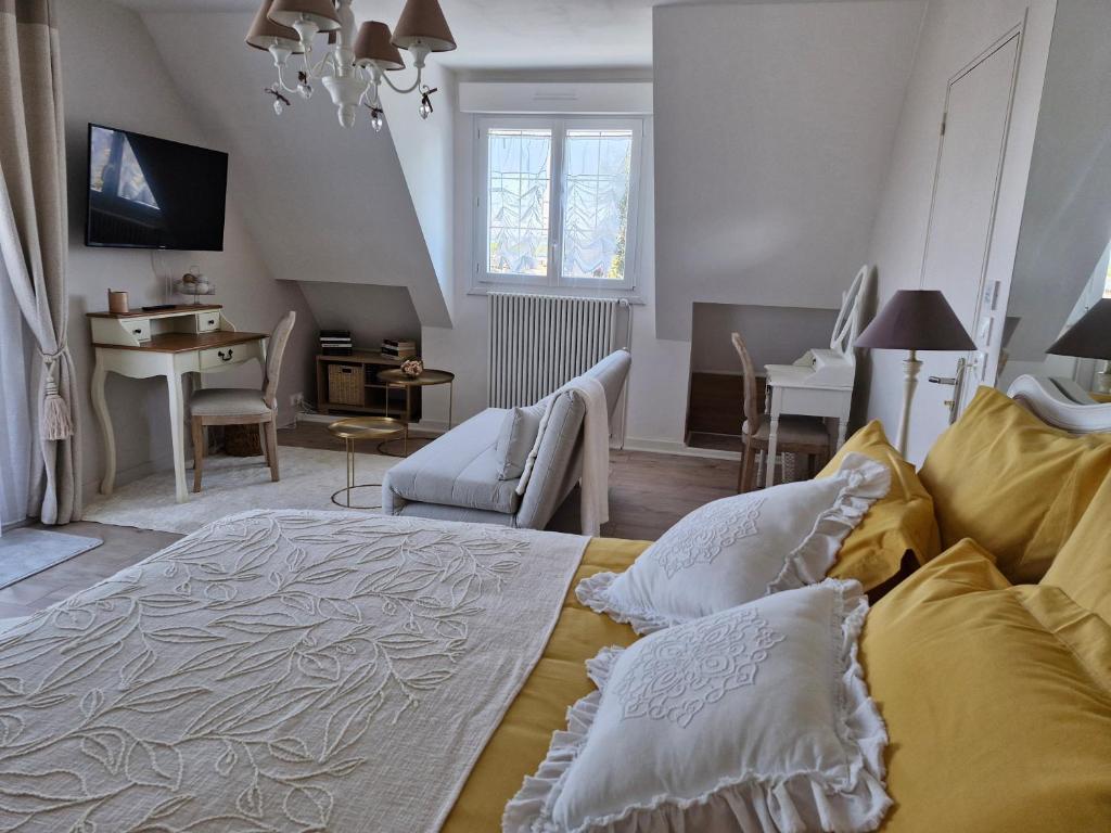 a bedroom with a bed and a living room at Ancenis Suite Rooms in Ancenis