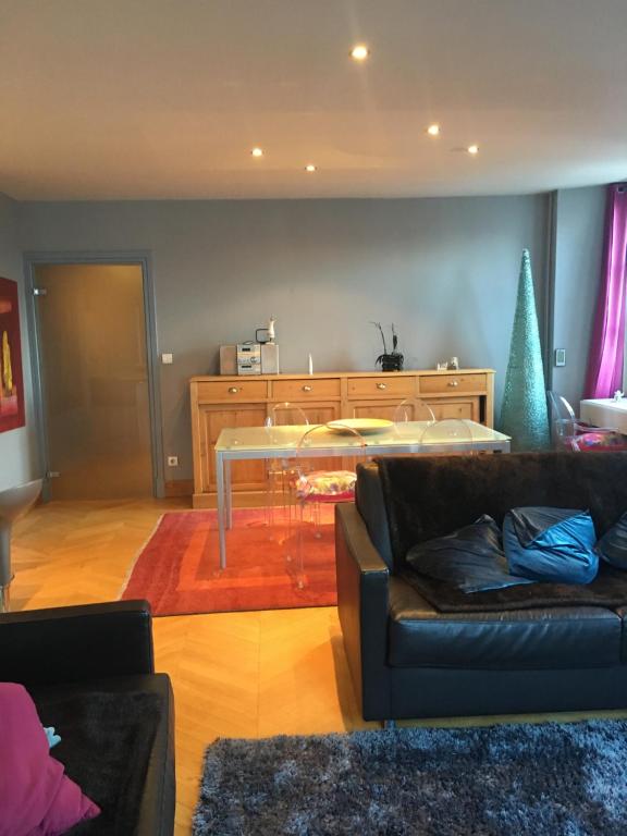 - un salon avec un canapé et une table dans l'établissement Appartamento Vittoria, à Chamonix-Mont-Blanc