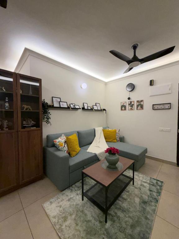 a living room with a couch and a ceiling fan at Casa Lobo in Mapusa
