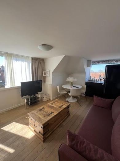 Zona d'estar a Maison Anna Clara - stijlvol gerenoveerd appartement met parkzicht in Nieuwpoort