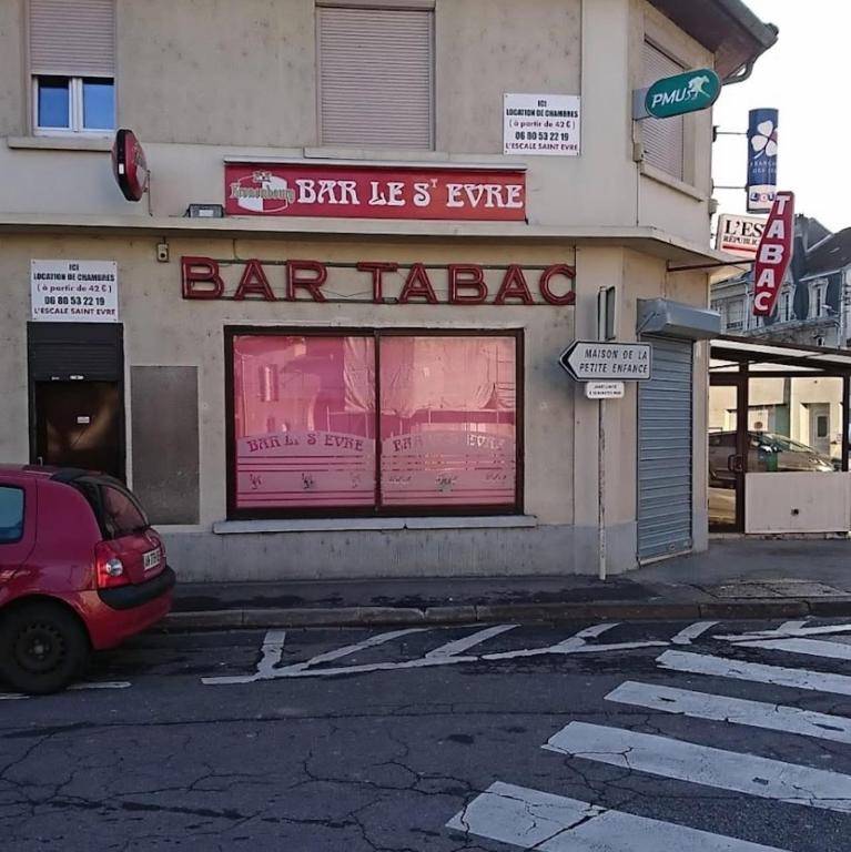 a bar tabacco building on the corner of a street at Chambre Confort 4 personnes in Toul