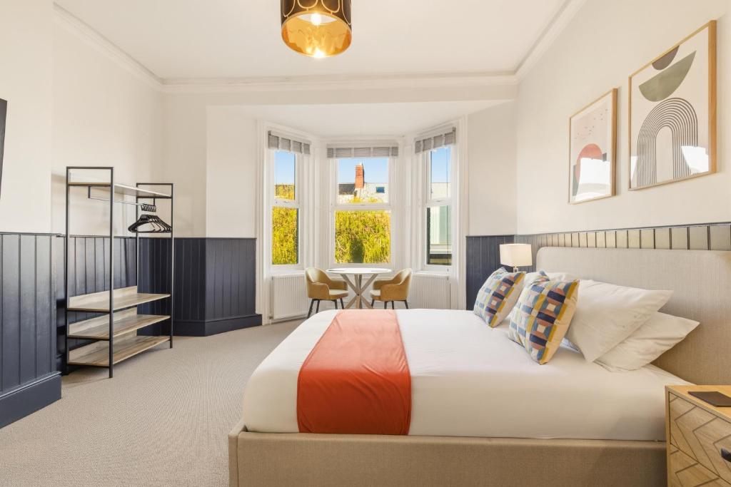a bedroom with a bed and a desk in a room at The Jam Jar, Newcastle, Jesmond in Jesmond