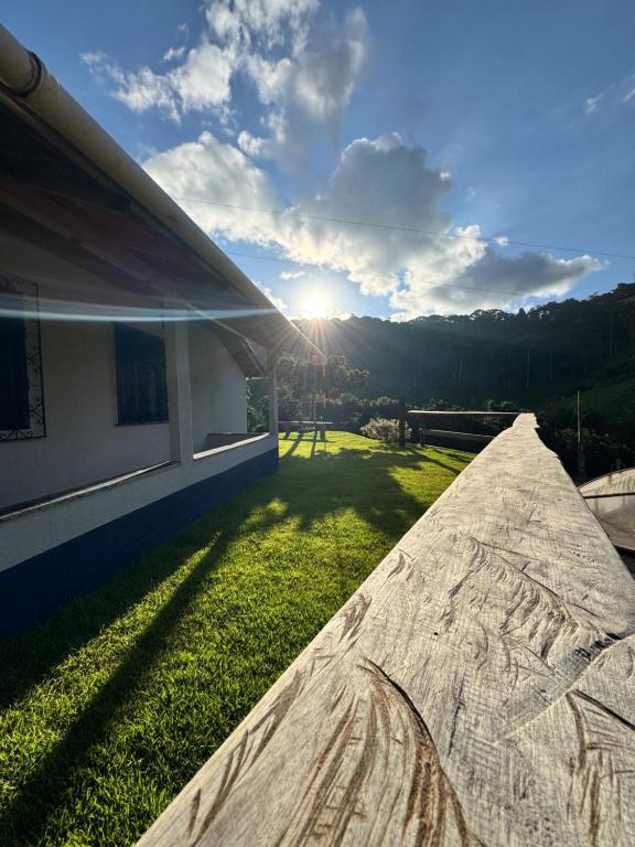 a view of a house with the sun in the background at Refúgio Boa Vista in Venda Nova do Imigrante