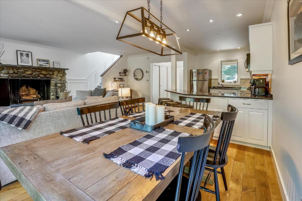 a dining room and living room with a table and a kitchen at Topnotch Retreat in Stowe Fork