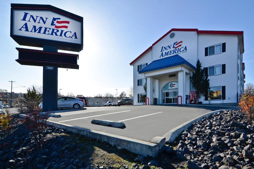 ein kilometeramerikanisches Schild vor einem Gebäude in der Unterkunft Inn America - Lewiston in Lewiston