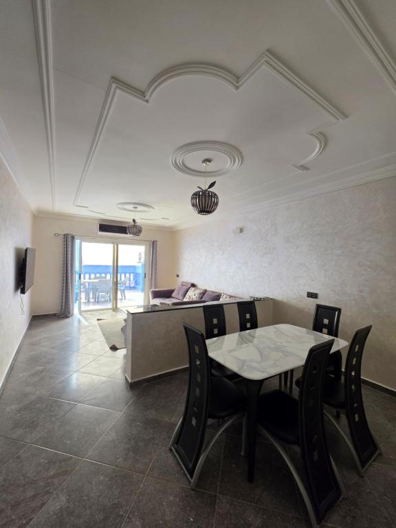 ein Esszimmer mit Tisch und Stühlen und einem Bett in der Unterkunft Ammour Apartment in Chefchaouen