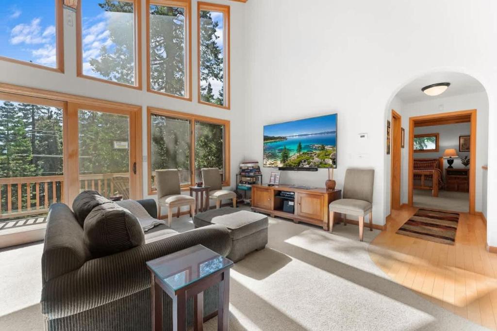 a living room with a couch and a tv at The Wildwood Lodge in Tahoe Vista