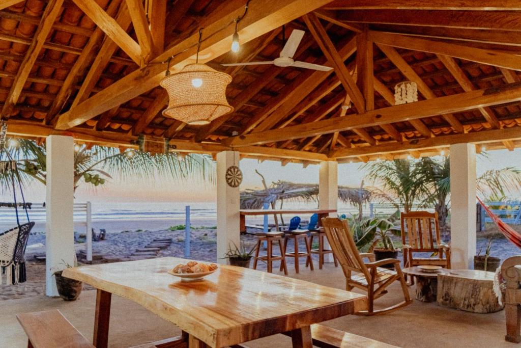 a dining room with a table and chairs on the beach at Echoes Surf Casitas in Mechapa