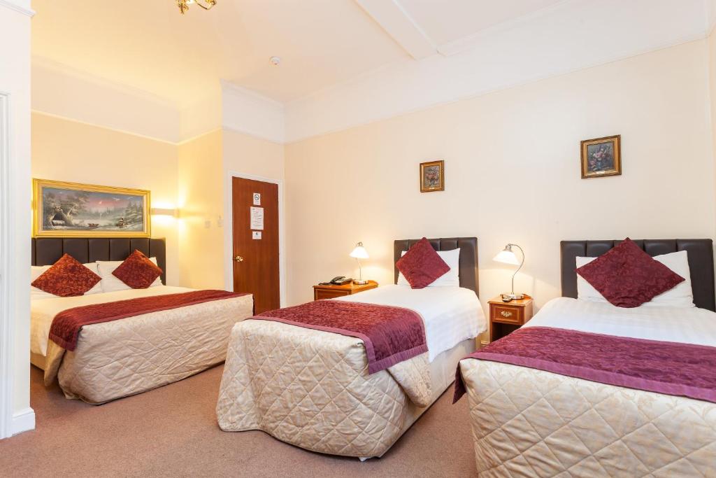 Postel nebo postele na pokoji v ubytování Roseview Alexandra Palace Hotel
