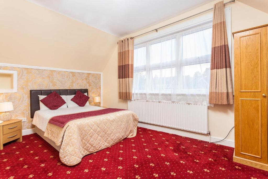 Postel nebo postele na pokoji v ubytování Roseview Alexandra Palace Hotel