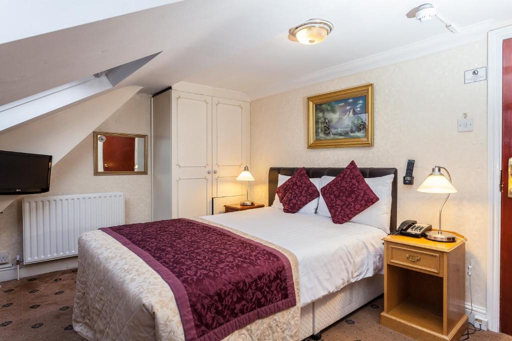Postel nebo postele na pokoji v ubytování Roseview Alexandra Palace Hotel