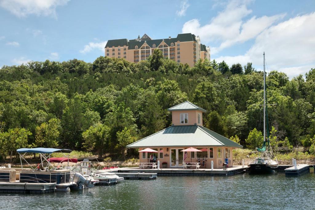 um edifício sobre a água com um hotel ao fundo em Chateau on the Lake Resort Spa and Convention Center em Branson