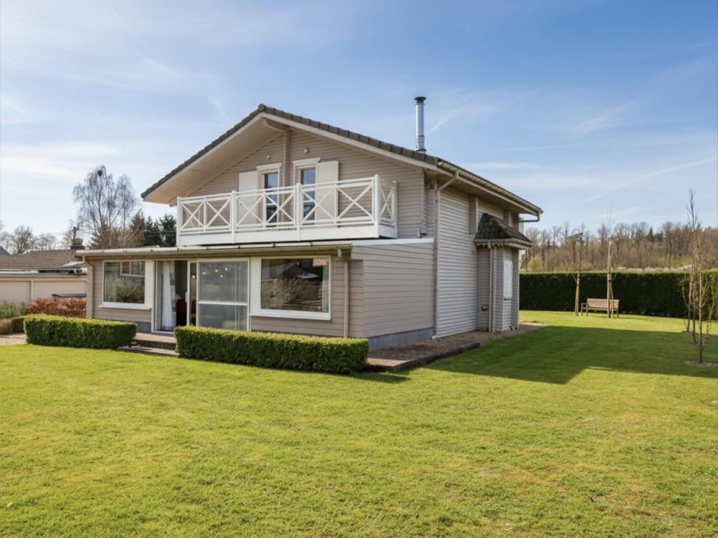 ein Haus mit einem Rasen davor in der Unterkunft Myrabelle in Biron