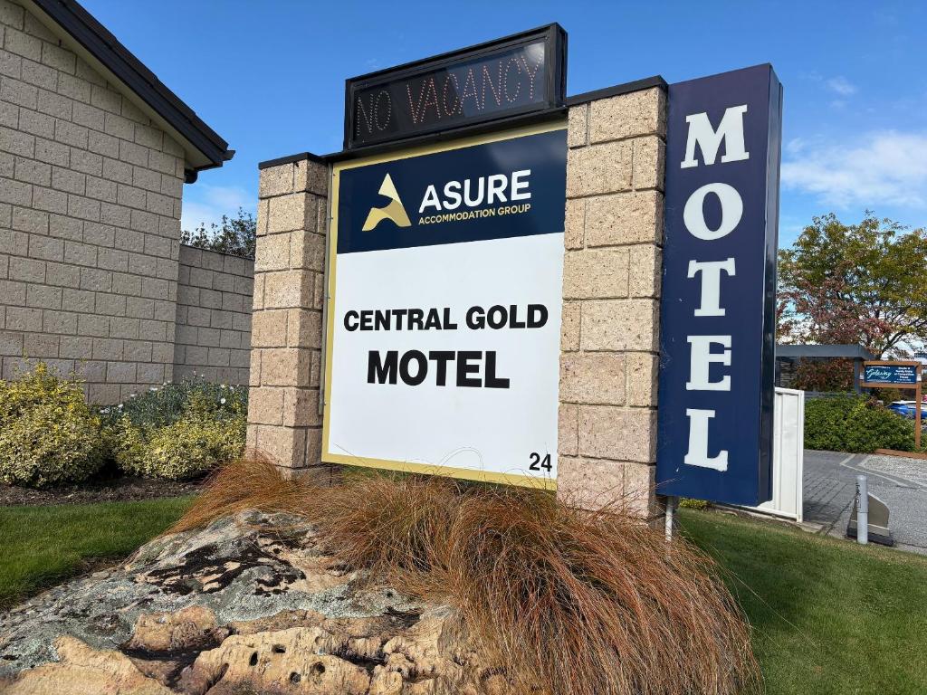 a sign for an entrance to a central gold motel at ASURE Central Gold Motel Cromwell in Cromwell