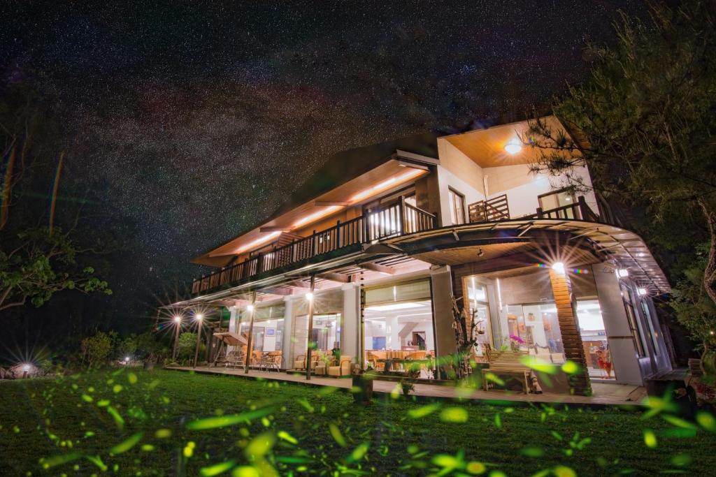 a house at night with the lights on at FU Xuan Villa in Sanyi