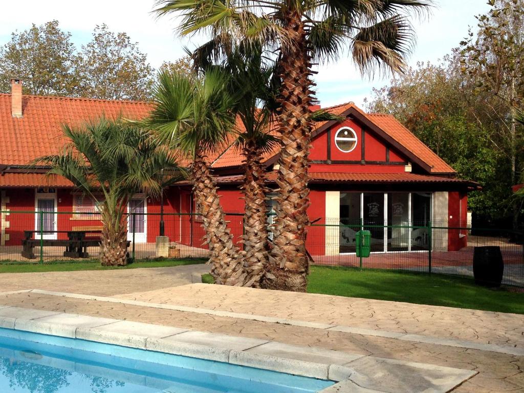 Bazén v ubytování Hostel albergue Paradiso nebo v jeho okolí