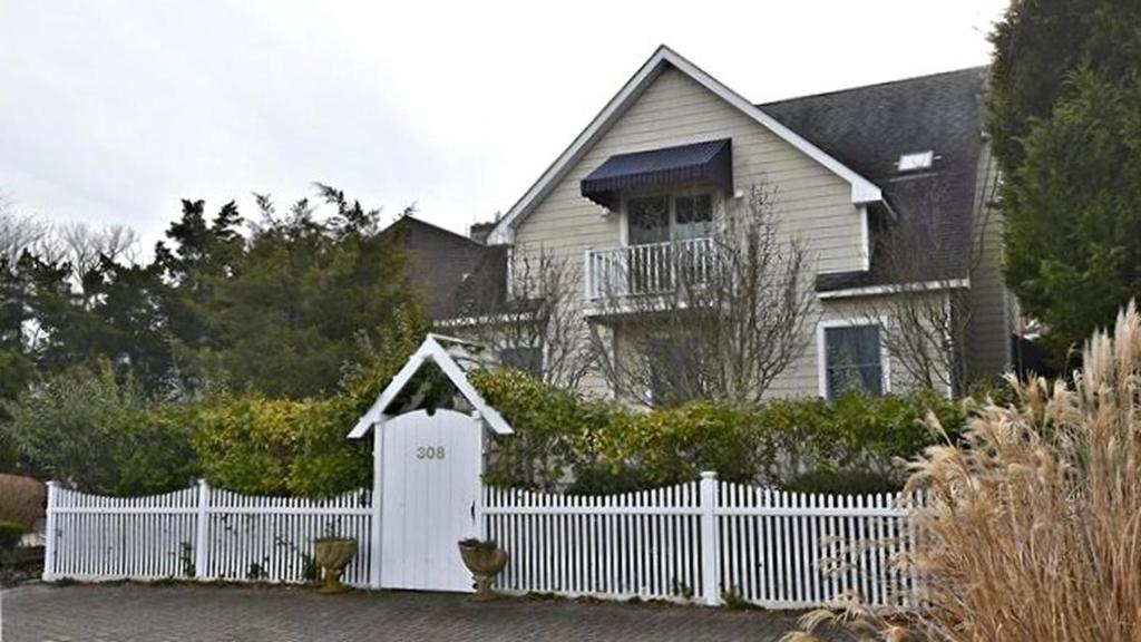 a white fence in front of a house at Gem-By-The-Sea in Cape May Point