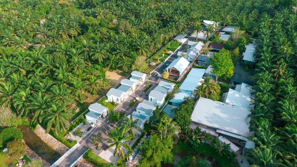 an aerial view of a resort with palm trees at on and on haus in Ban Na Nian