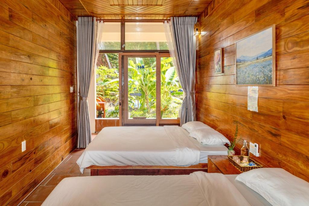 Giường trong phòng chung tại Ecohouse Hòn Sơn