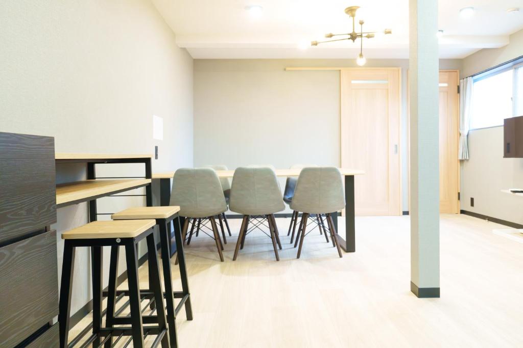 a conference room with a table and chairs at 燕のお宿-The Swallow's Inn- in Kumamoto
