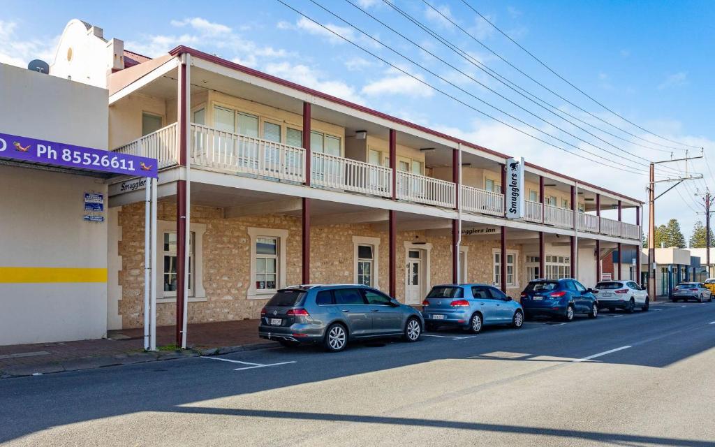 a row of cars parked in front of a building at No 11 The Smugglers Inn in Victor Harbor