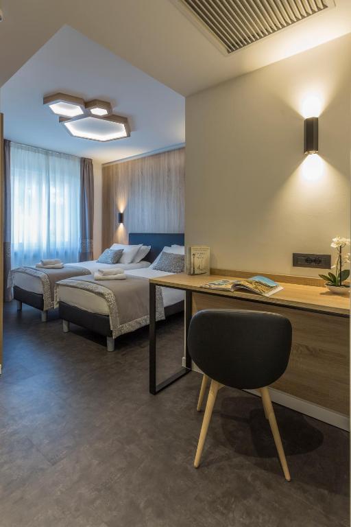 Postel nebo postele na pokoji v ubytování Tourist Hotel