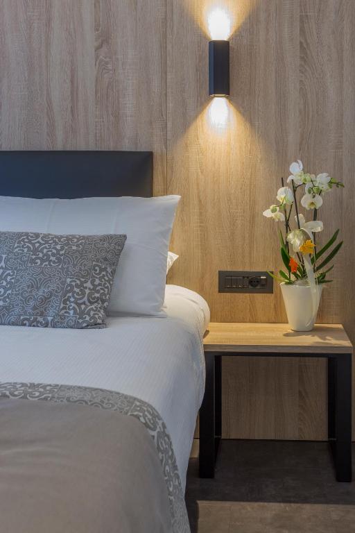 Postel nebo postele na pokoji v ubytování Tourist Hotel