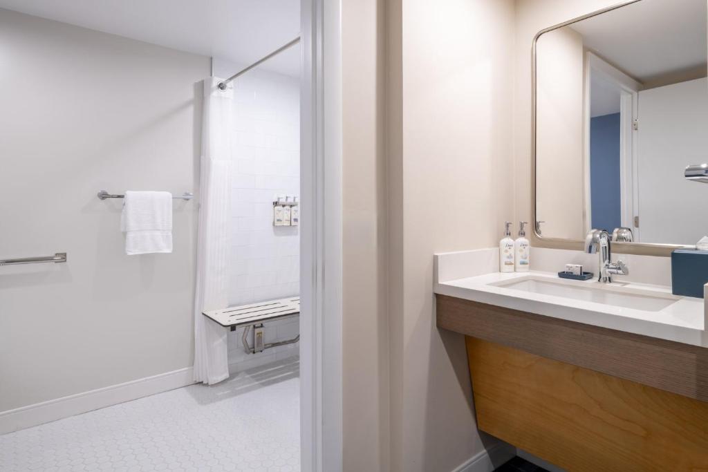 Holiday Inn Bar Harbor Regency Hotel, an IHG Hotel - 
