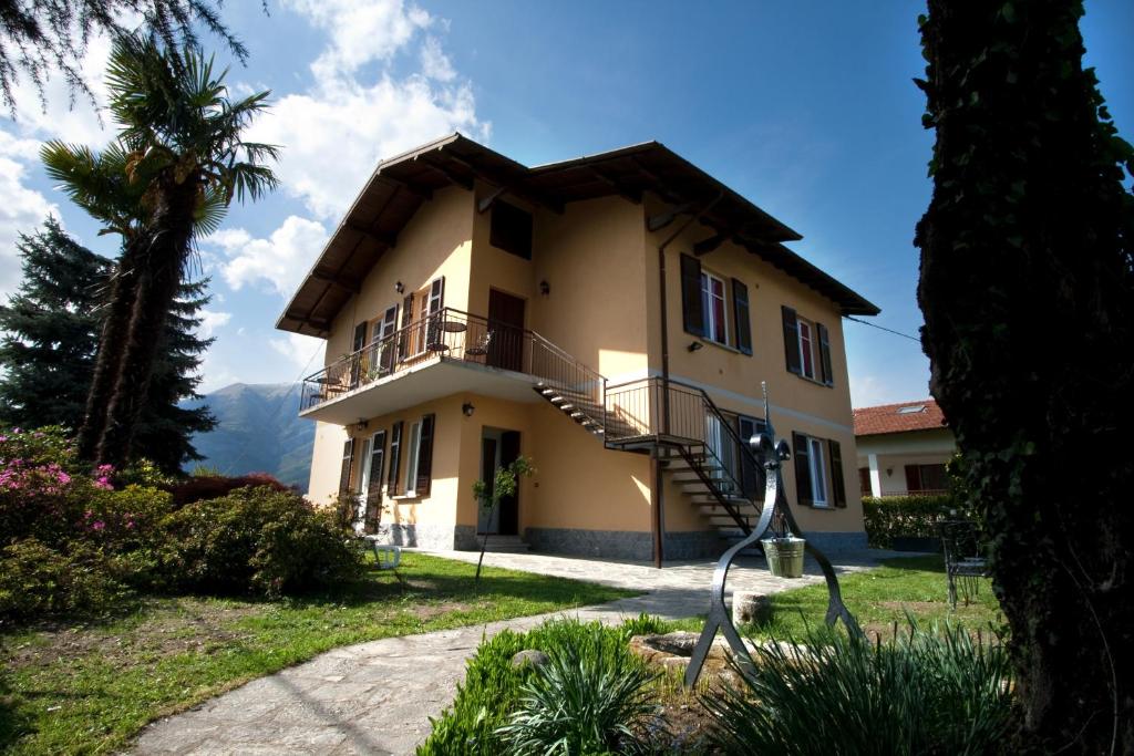 a house with a staircase in front of it at Appartamenti Casa La Rosa in Bellagio