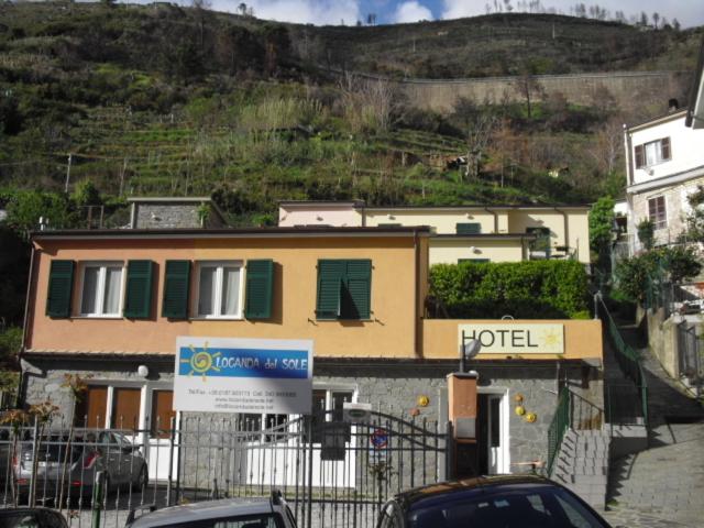 een gebouw waar auto's voor geparkeerd staan bij Hotel Del Sole in Riomaggiore