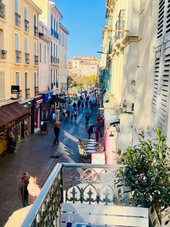 Balcony in Heart of pedestrian centre of Old Antibes
