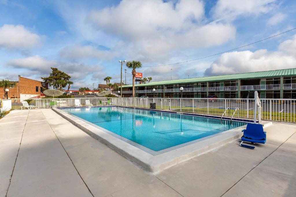 a large swimming pool in front of a building at Econo Lodge Lake City-North in Lake City