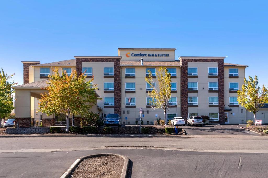 an apartment building with a parking lot in front of it at Comfort Inn & Suites Salem Northeast in Salem