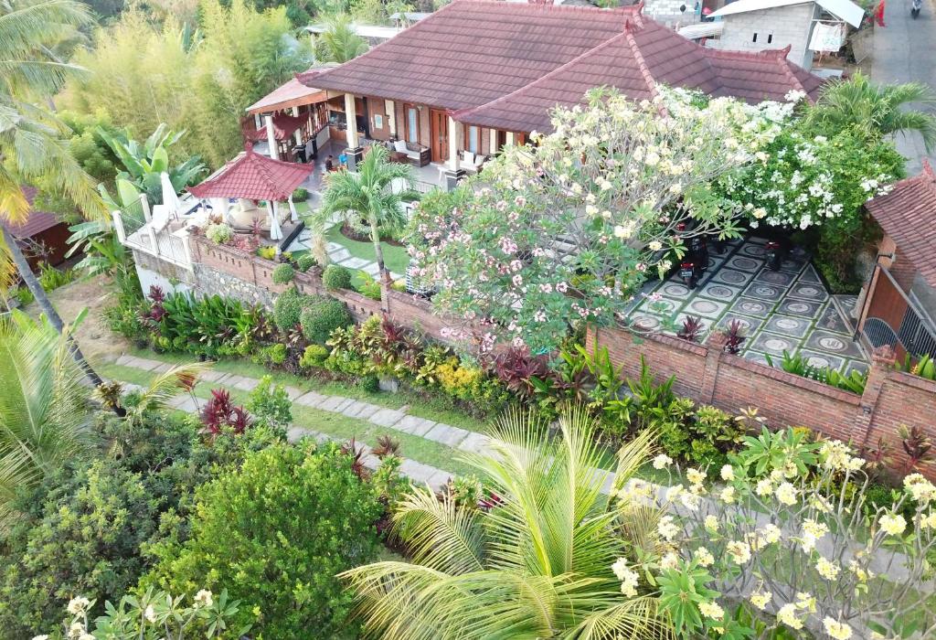 an aerial view of a house with a garden at Sanshikirana House Lovina in Lovina