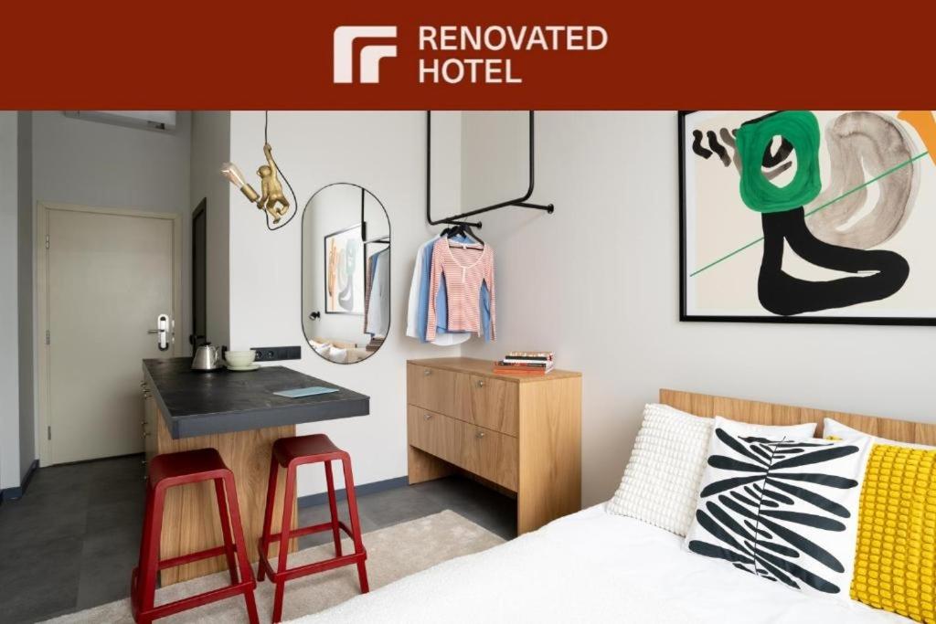 ein Schlafzimmer mit einem Bett und einem Schreibtisch mit Spiegel in der Unterkunft Corner Hotel in Vilnius