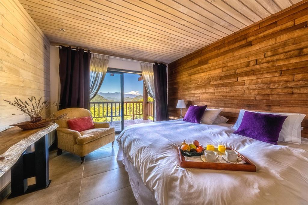 Un dormitorio con una cama con una bandeja de fruta. en Kila Tai Tai en Curarrehue