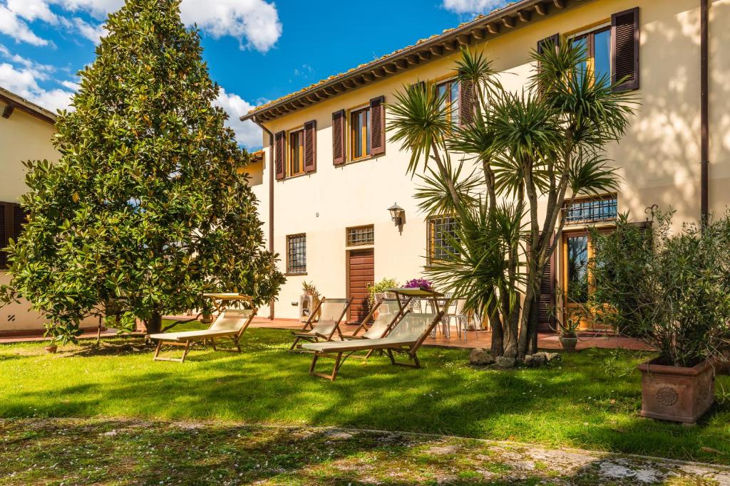 a house with a christmas tree in the yard at Podere Magnolia in Pisa