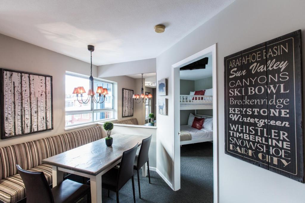 Posezení v ubytování Whistler Blackcomb Vacation Rentals - Village North