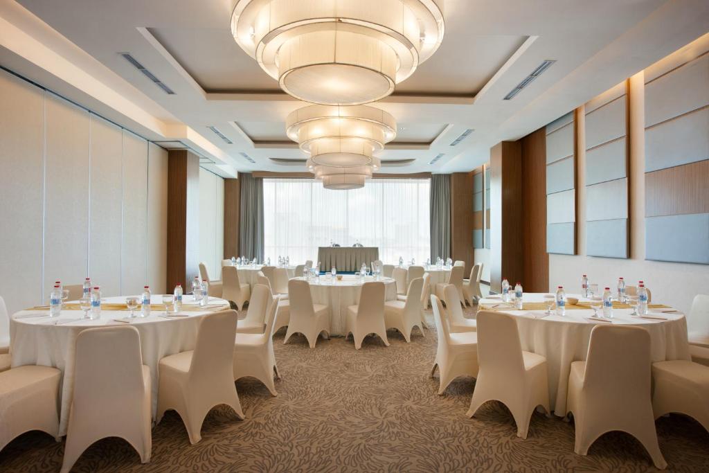 Restaurace v ubytování Hotel Santika Radial Palembang
