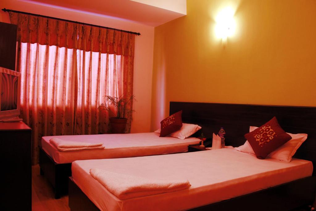 Postel nebo postele na pokoji v ubytování Cascade Hotel