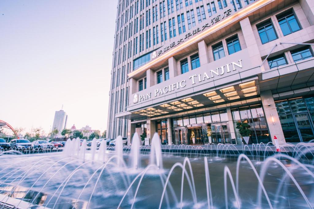 una fuente de agua frente a un edificio en Pan Pacific Tianjin, en Tianjin