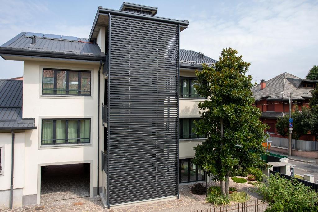 a house clad in wood and black at Palazzo Mazzini in Cornaredo
